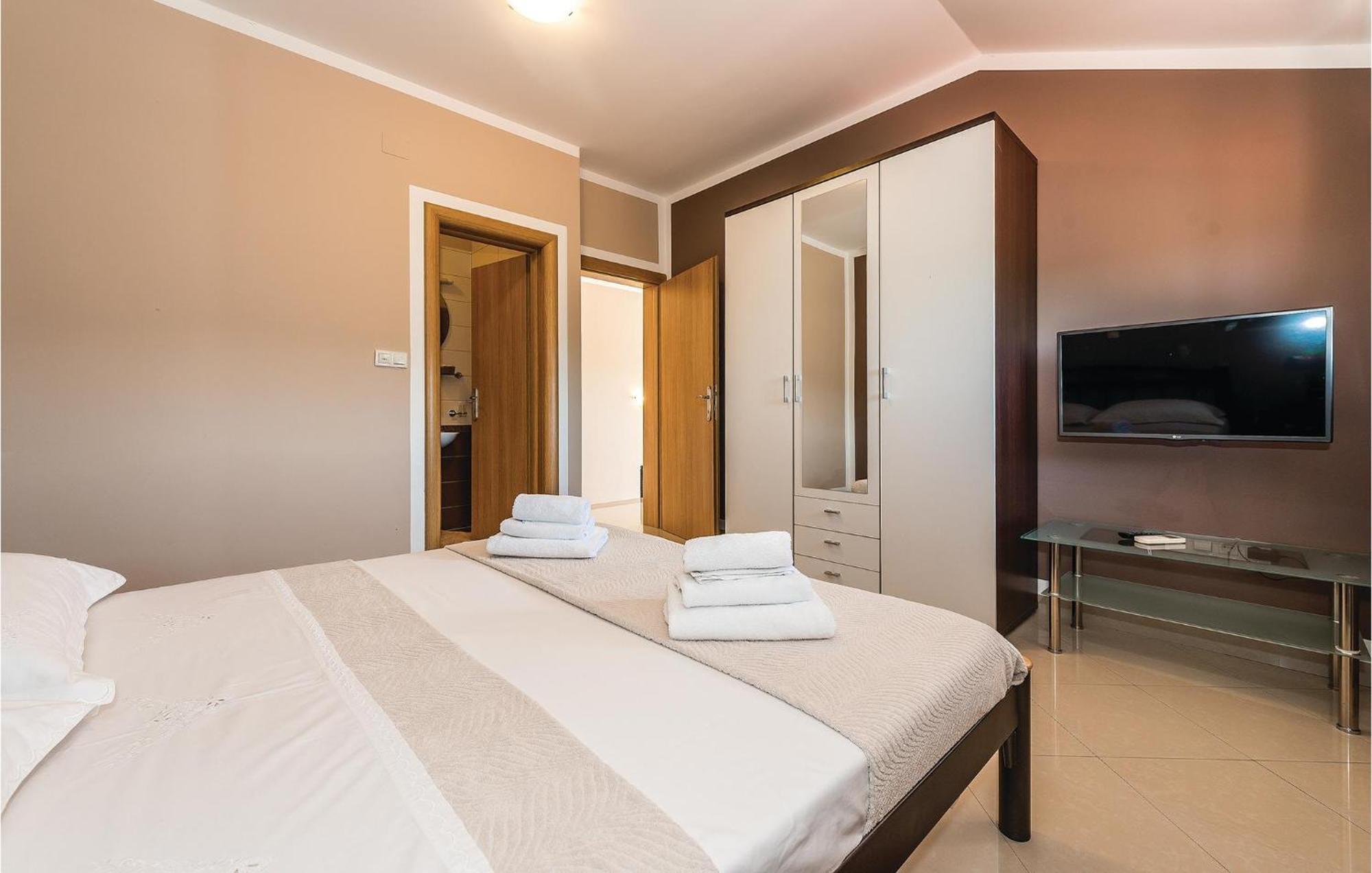 Four-Bedroom Holiday Home in Kijevo Buitenkant foto